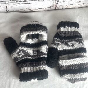 SIJJL 100% large wool mittens. Excellent condition.